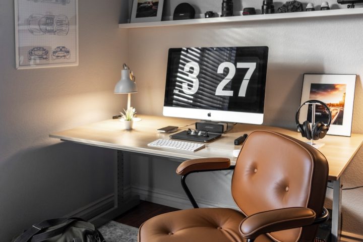 turned-on silver iMac