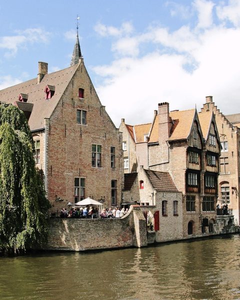 Een kanaal in Brugge met middeleeuwse gevels, de sfeervolle decor van de ASPE-serie