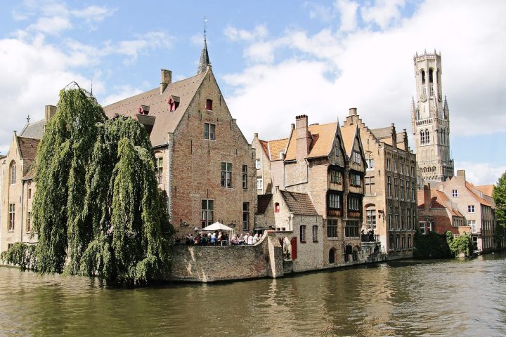 Een kanaal in Brugge met middeleeuwse gevels, de sfeervolle decor van de ASPE-serie