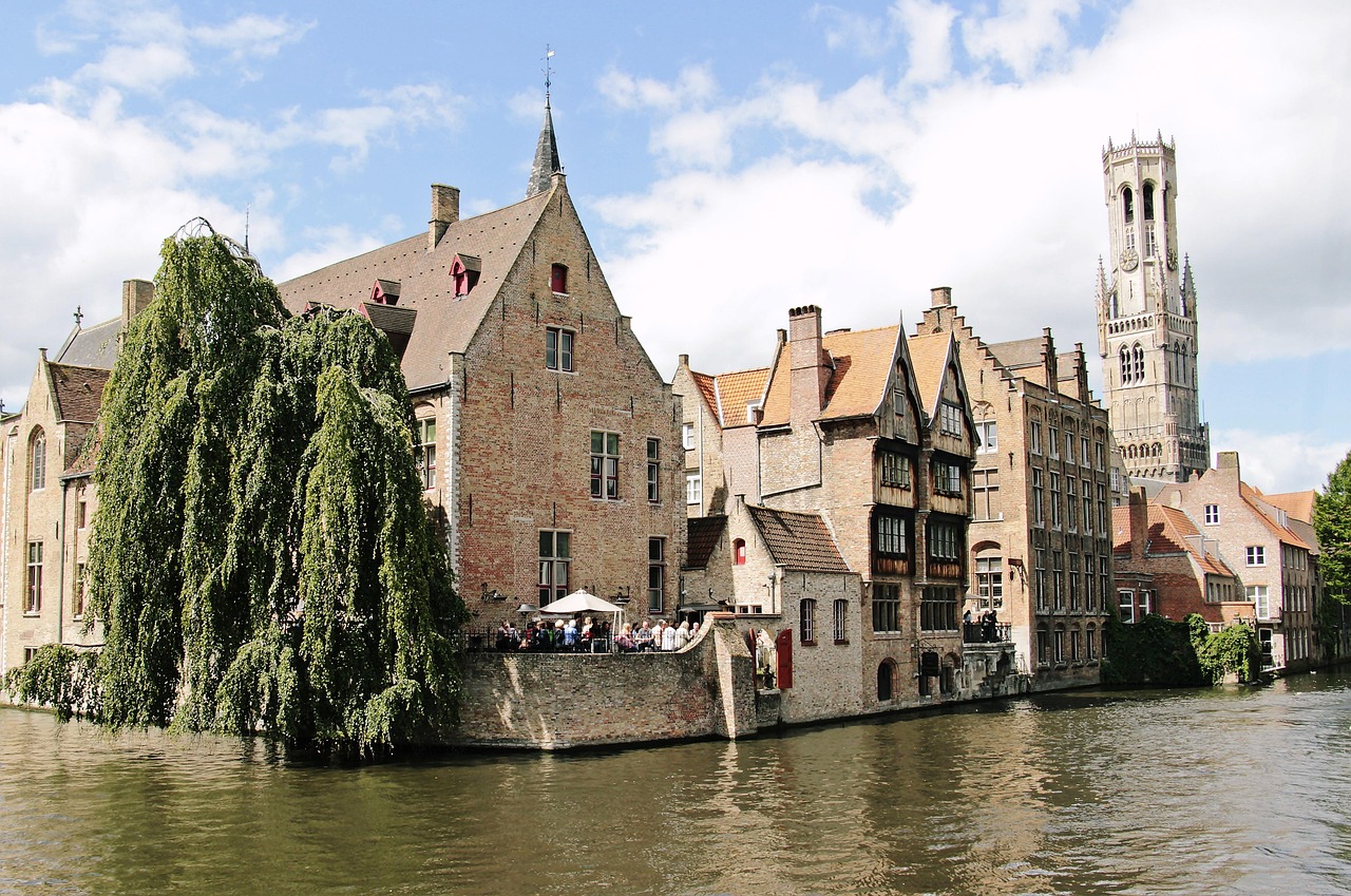 Een kanaal in Brugge met middeleeuwse gevels, de sfeervolle decor van de ASPE-serie