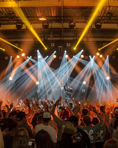 Belgische artiesten op een podium tijdens een concert