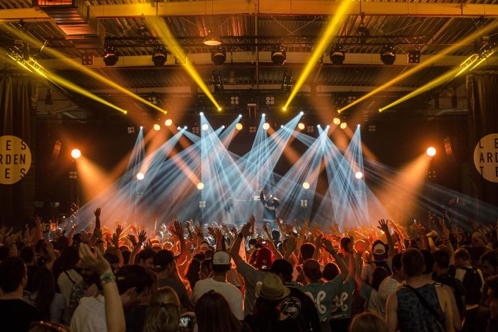 Belgische artiesten op een podium tijdens een concert