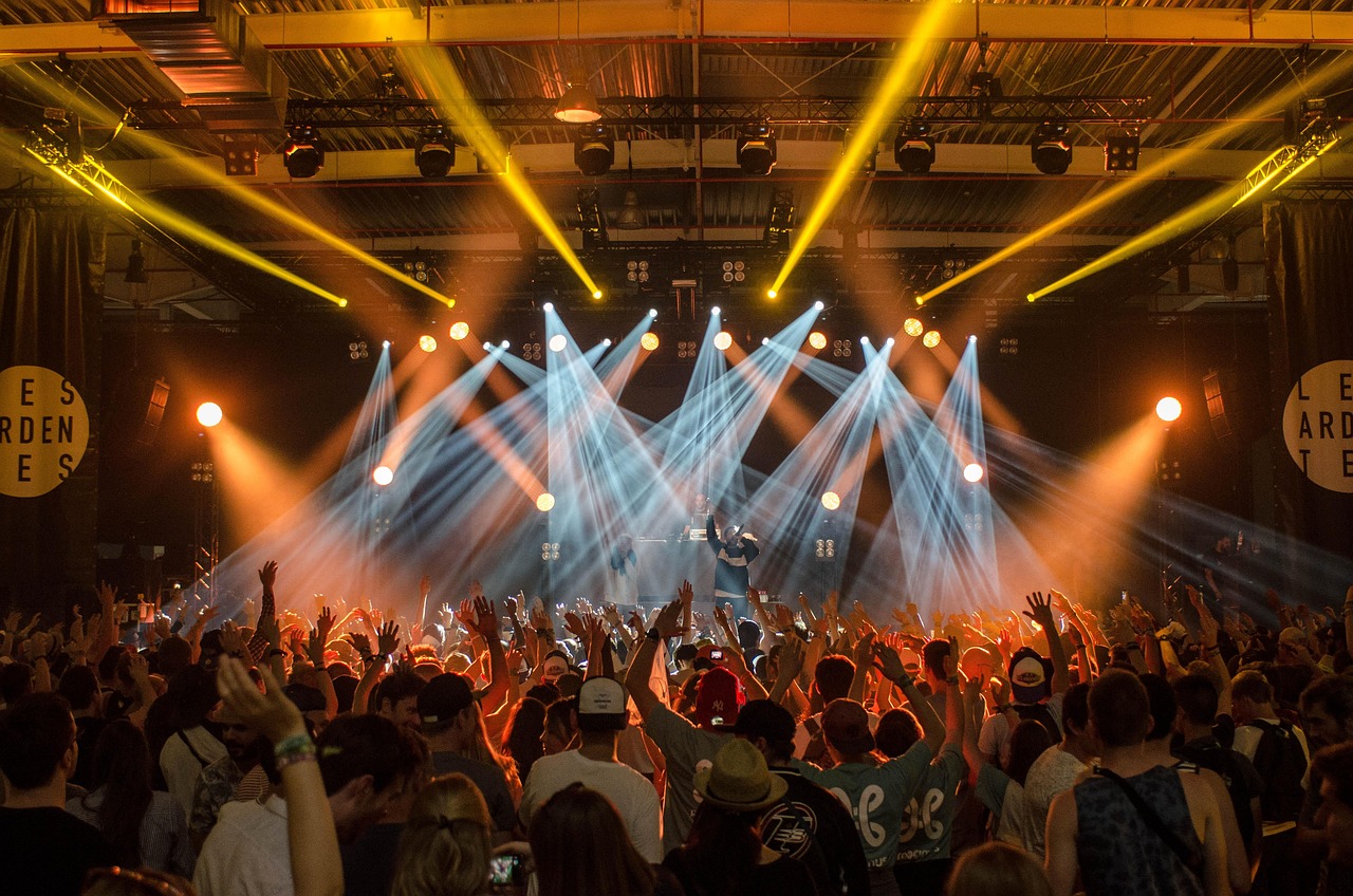 Belgische artiesten op een podium tijdens een concert