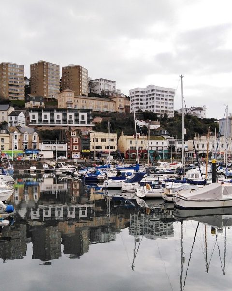 De kleurrijke haven van Torquay aan de Engelse Riviera met boten en kusthuizen