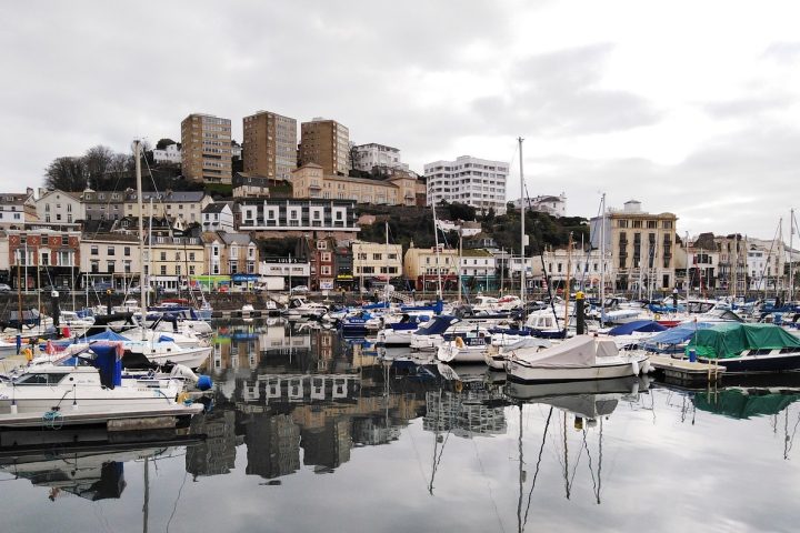 De kleurrijke haven van Torquay aan de Engelse Riviera met boten en kusthuizen