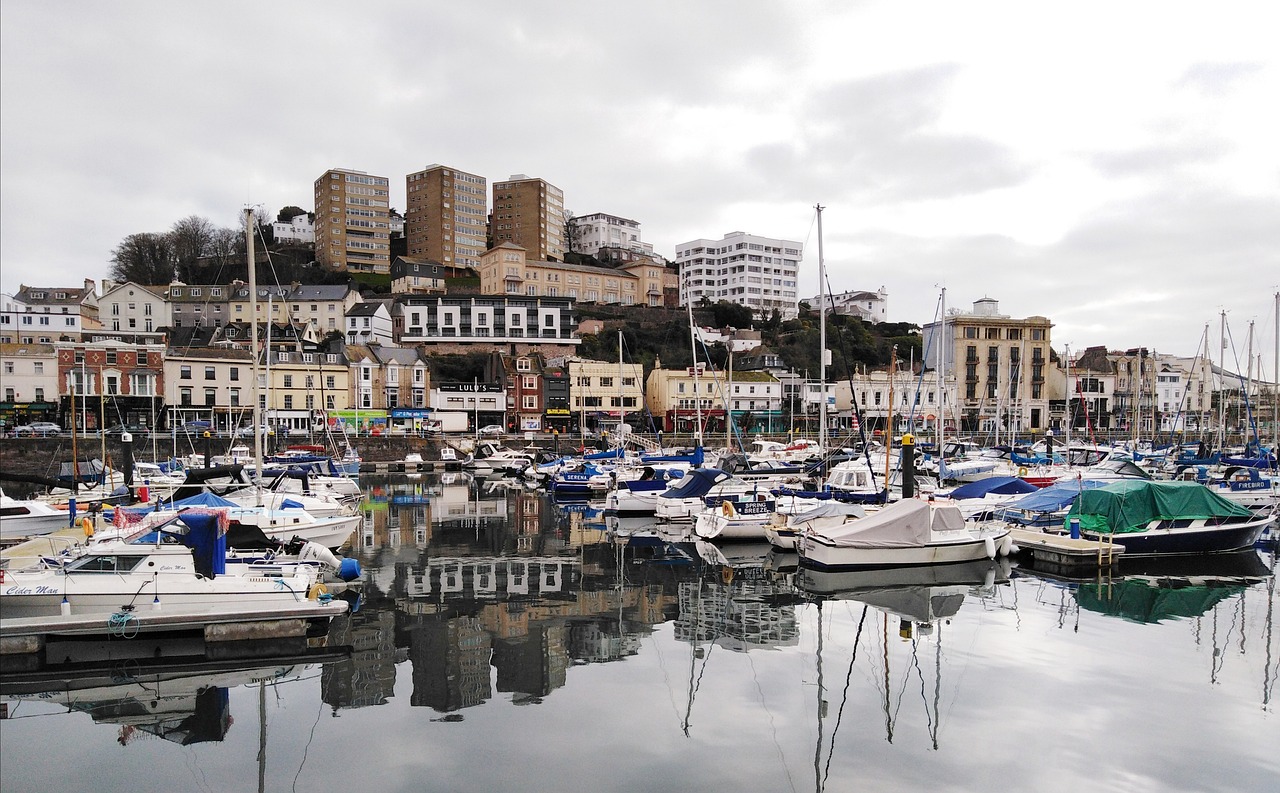 De kleurrijke haven van Torquay aan de Engelse Riviera met boten en kusthuizen