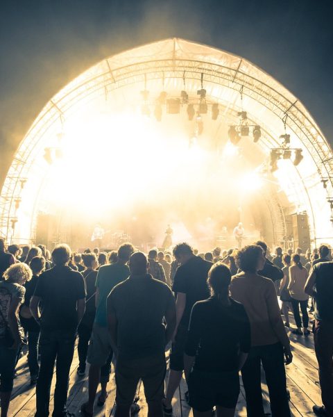 Publiek bij een buiten muziekfestival in de zomer