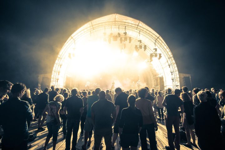 Publiek bij een buiten muziekfestival in de zomer