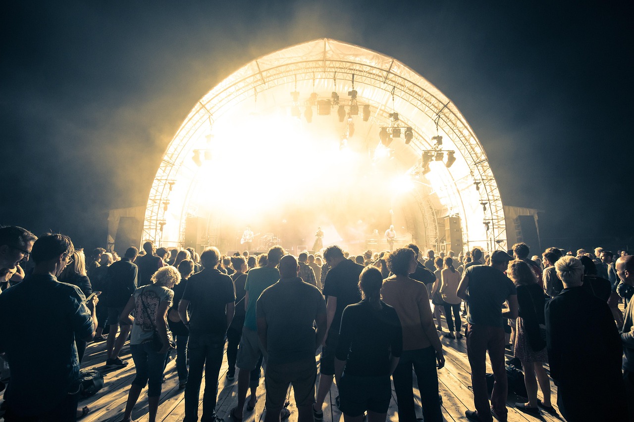 Publiek bij een buiten muziekfestival in de zomer