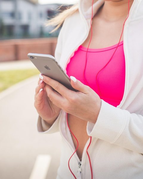 Jonge vrouw die meditert terwijl haar smartphone naast haar ligt