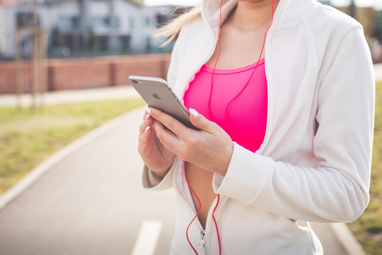 Jonge vrouw die meditert terwijl haar smartphone naast haar ligt