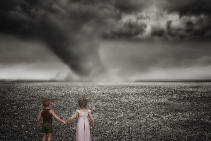 Kinderen kijken geboeid naar een fantasiefilm op het grote scherm