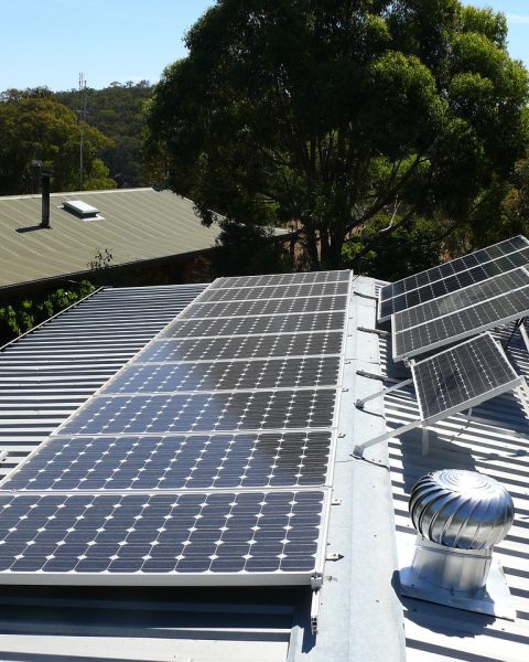 Zonnepanelen op het dak van een woning in België