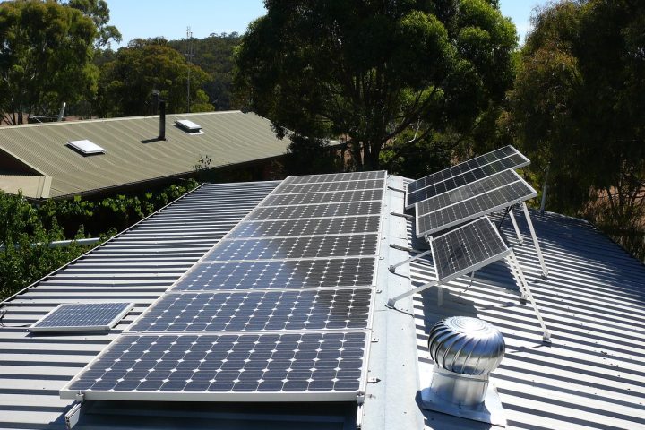 Zonnepanelen op het dak van een woning in België