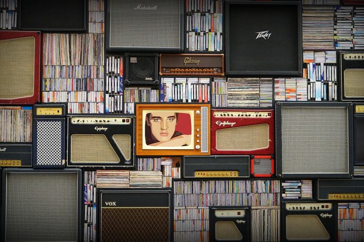 Een oude analoge synthesizer in een donkere studio, symbool voor het kale geluid van de Belgische new wave