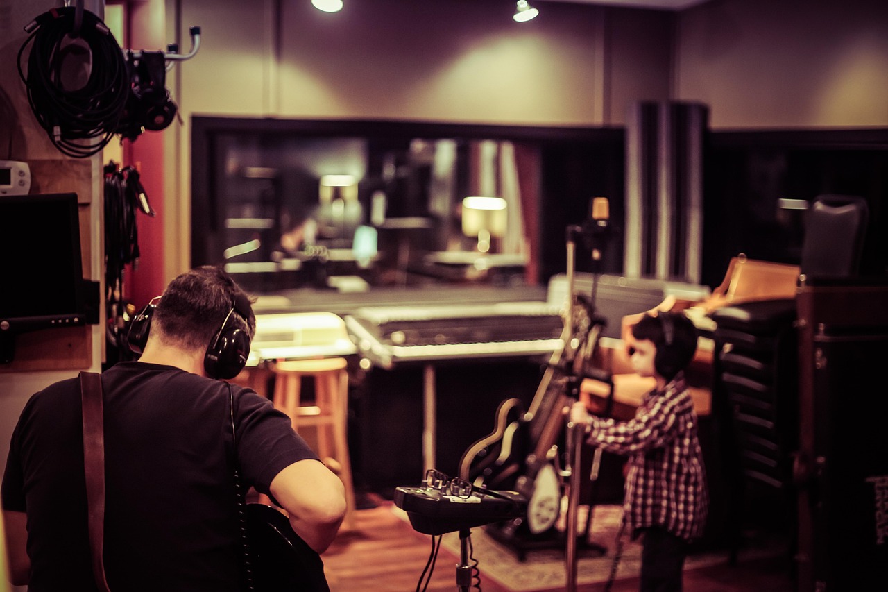 Een Belgische muzikant die aan het opnemen is in een studio