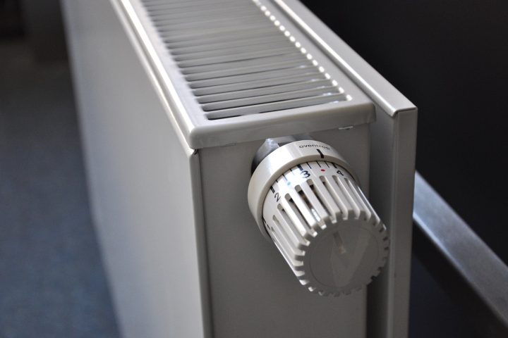 Een witte radiator aan een muur in een woonkamer