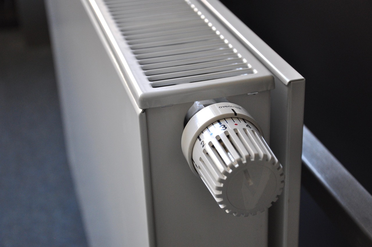 Een witte radiator aan een muur in een woonkamer