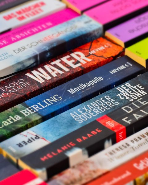 Een stapel gebruikte boeken klaar om te verkopen