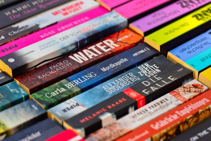 Een stapel gebruikte boeken klaar om te verkopen