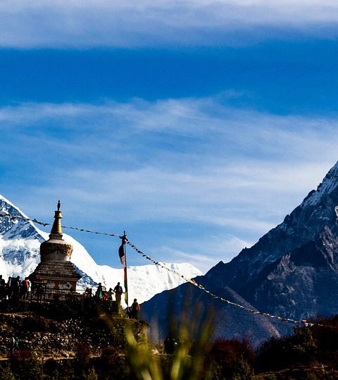 De besneeuwde top van Mount Everest, de hoogste berg ter wereld, gezien vanuit het gebergte