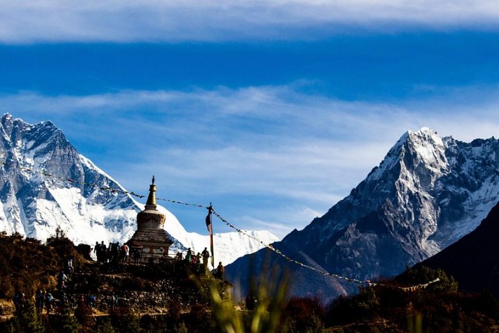 De besneeuwde top van Mount Everest, de hoogste berg ter wereld, gezien vanuit het gebergte
