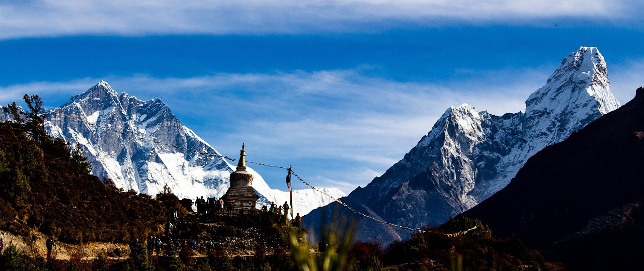 De besneeuwde top van Mount Everest, de hoogste berg ter wereld, gezien vanuit het gebergte