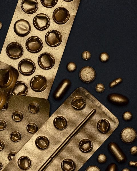 Een kleurrijke weekdoos met zeven vakjes gevuld met pillen en tabletten