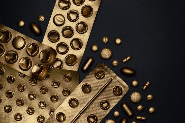 Een kleurrijke weekdoos met zeven vakjes gevuld met pillen en tabletten