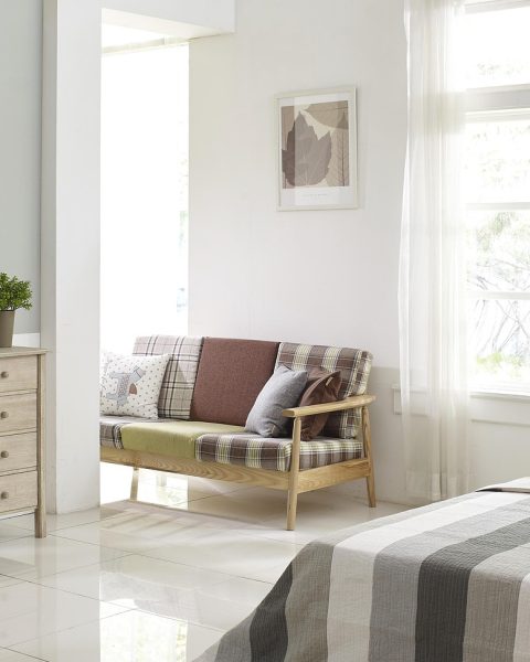 Wit infraroodpaneel aan de muur van een moderne woonkamer