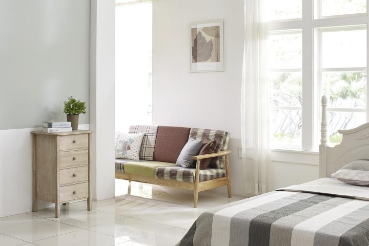Wit infraroodpaneel aan de muur van een moderne woonkamer