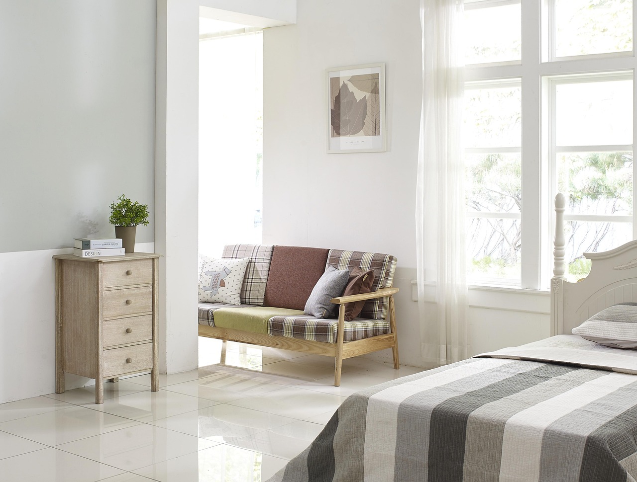 Wit infraroodpaneel aan de muur van een moderne woonkamer