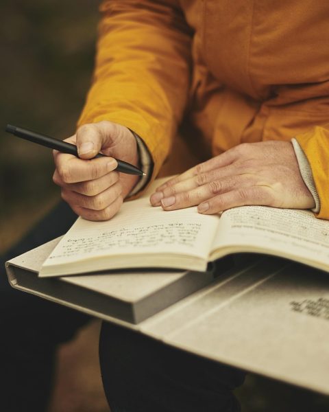Volwassene schrijft in een dagboek als eerste stap bij verwerking van trauma door opvoeding
