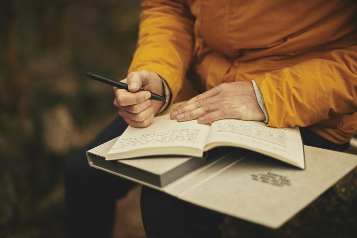 Volwassene schrijft in een dagboek als eerste stap bij verwerking van trauma door opvoeding