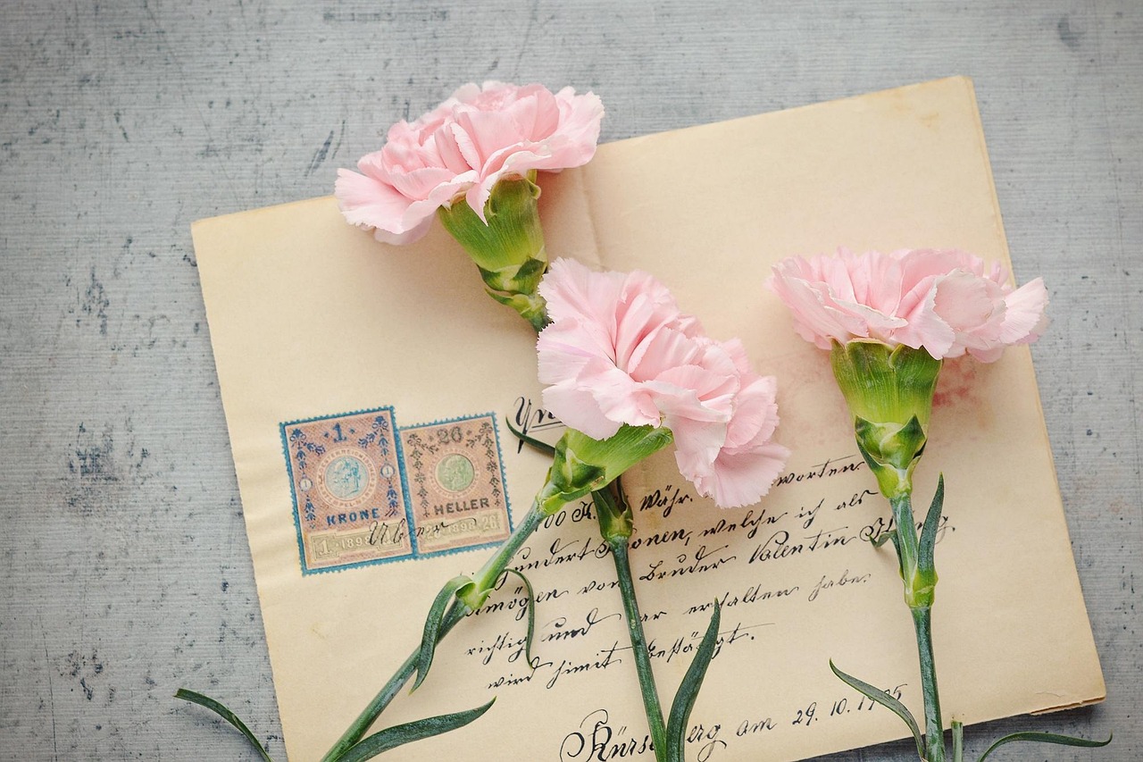 Tweedehands boek opengeslagen op een schutblad met een handgeschreven opdracht in oud handschrift