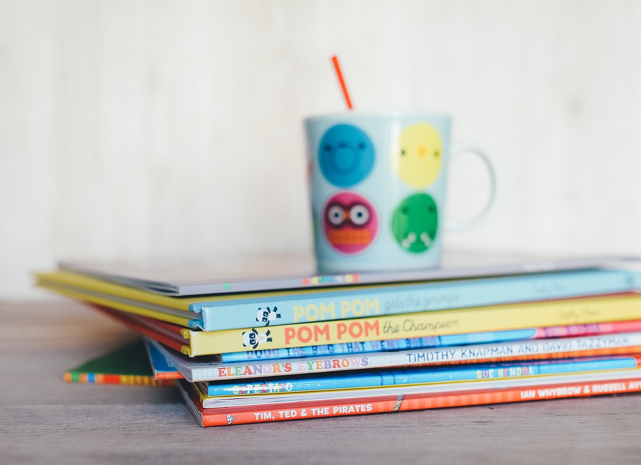 Kinderen die vrolijk zitten te lezen in kleurrijke boeken
