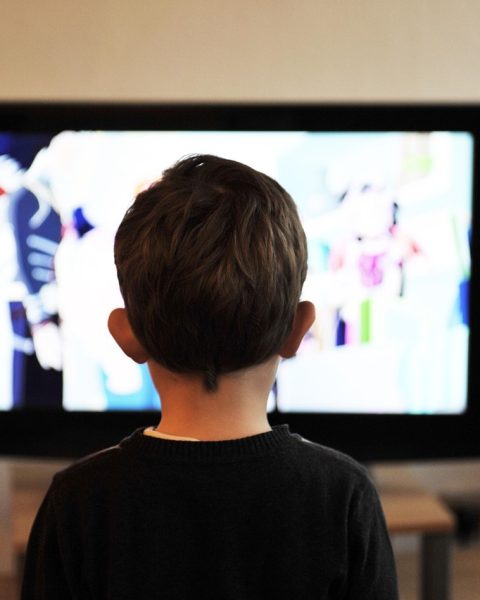 Een gezin dat samen televisie kijkt op een gezellige avond thuis