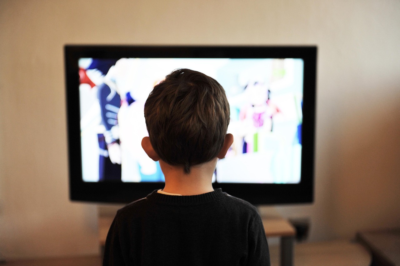 Een gezin dat samen televisie kijkt op een gezellige avond thuis