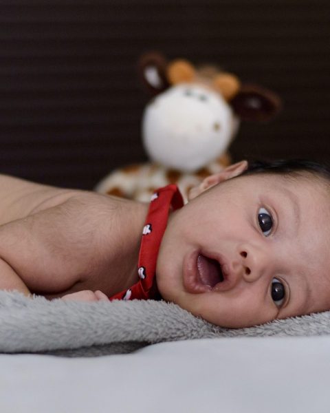 Jonge moeder rust uit met haar pasgeboren baby na de bevalling