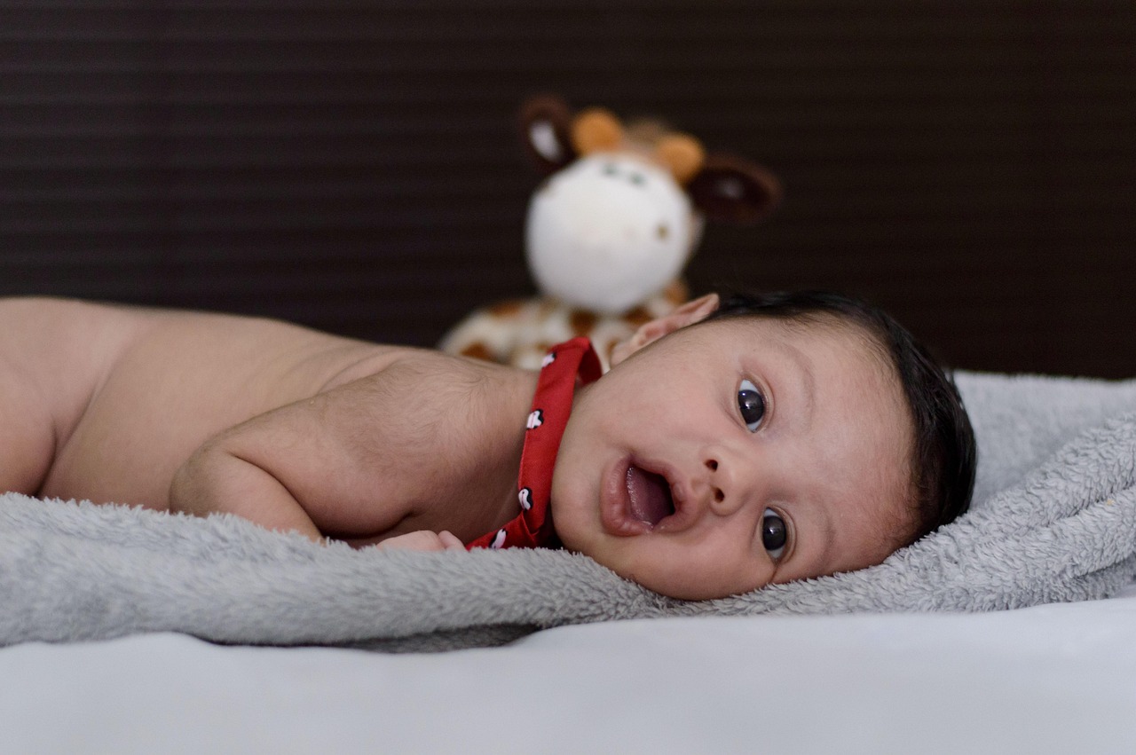 Jonge moeder rust uit met haar pasgeboren baby na de bevalling