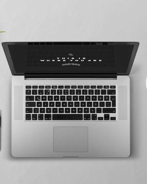 Persoon die een streamingabonnement opzegt op een laptop