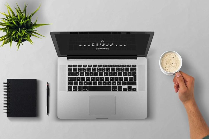 Persoon die een streamingabonnement opzegt op een laptop