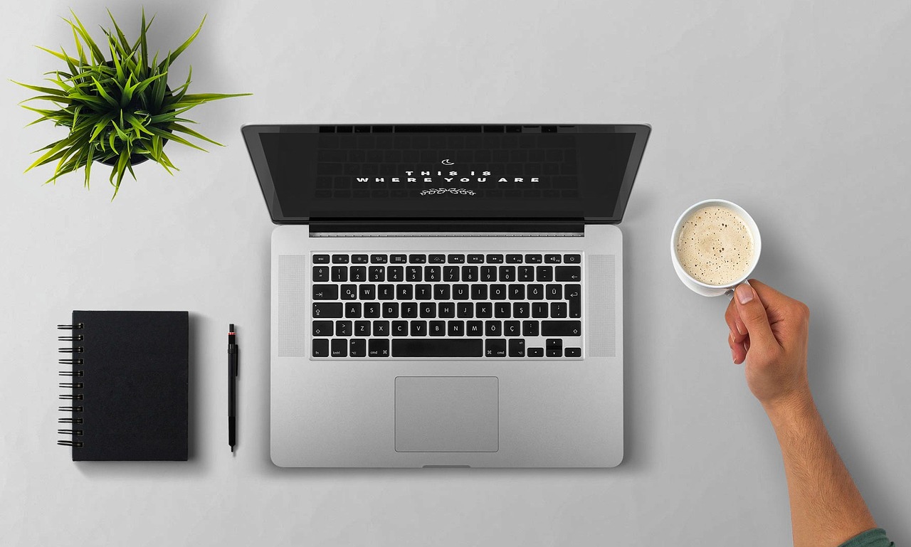 Persoon die een streamingabonnement opzegt op een laptop