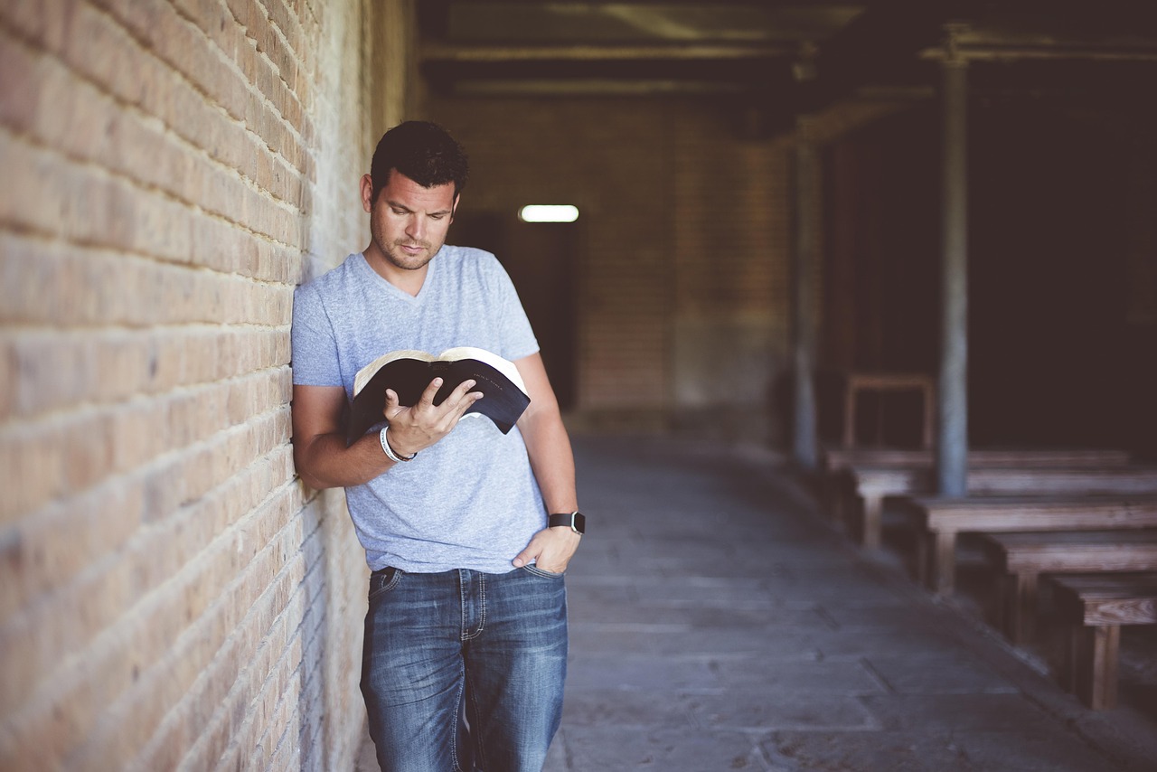 Een volwassene leest een boek op de bank, verdiept in een verhaal