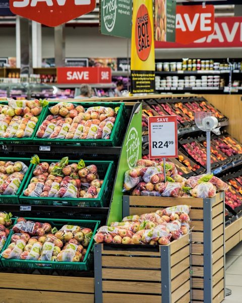 Een Belgisch gezin doet boodschappen in de supermarkt