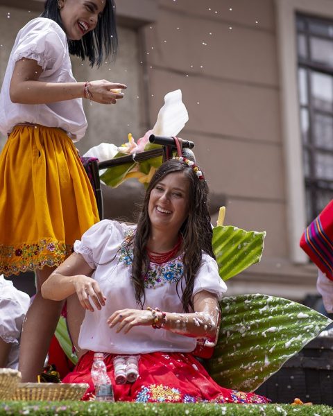 Kleurrijke carnavalsstoet in een Belgische stad met kostuums en confetti