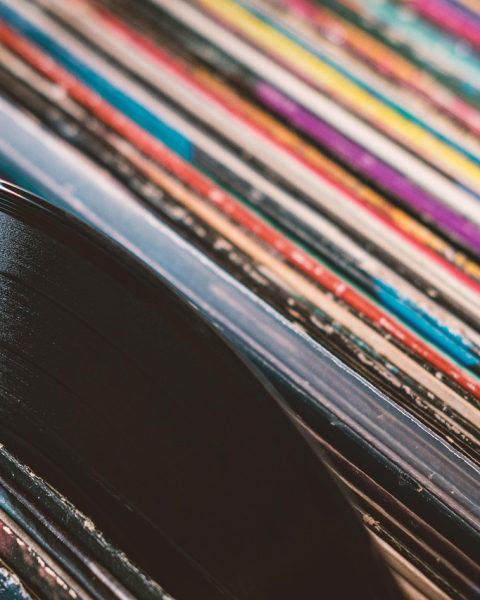 Stapel vinylplaten in een oude danszaal, verwijzend naar de Belgische schlager uit de jaren 80