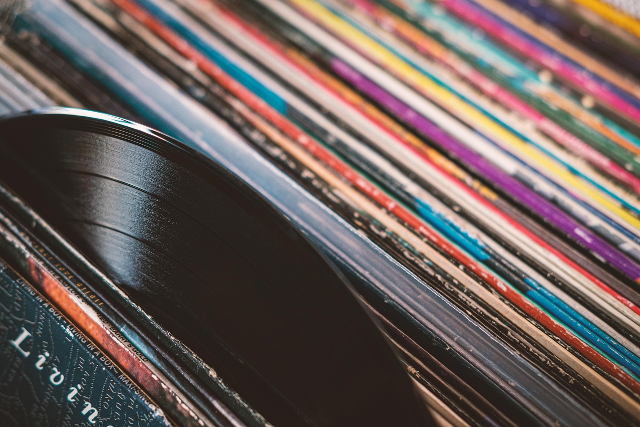 Stapel vinylplaten in een oude danszaal, verwijzend naar de Belgische schlager uit de jaren 80