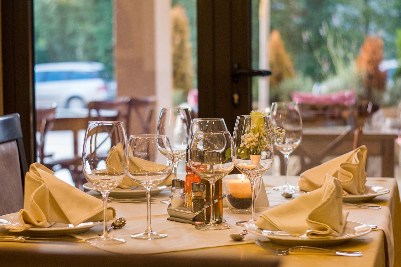 Gedekte restauranttafel met kaarsen en herfstdecoratie voor een seizoensdiner