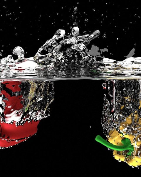 Een tafel met groenten, peulvruchten en een glas water als symbool voor niervriendelijke voeding